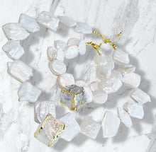 Load image into Gallery viewer, Mirah Quartz Water Pearl Bracelet
